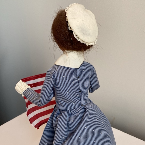 Byers' Choice Colonial Woman Holding American Flag - 2002 - Picture 6 of 10
